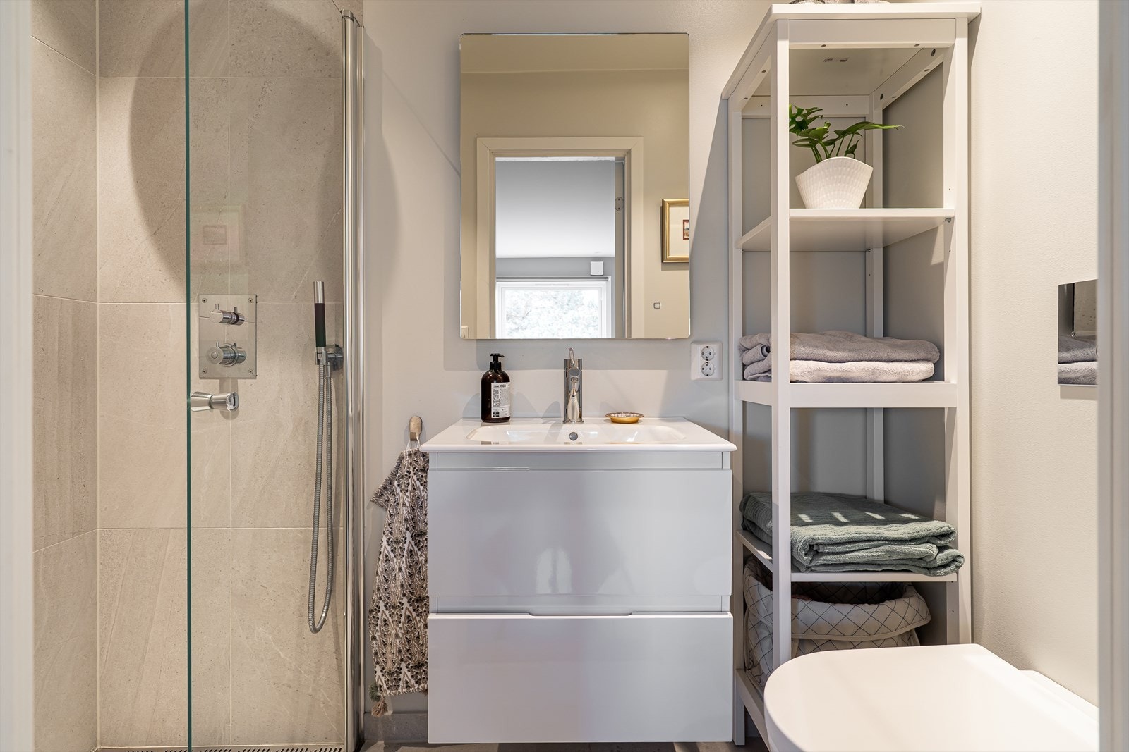 Baderommet med adkomst fra soverommet, ble også pusset opp i 2021. Galleribilde