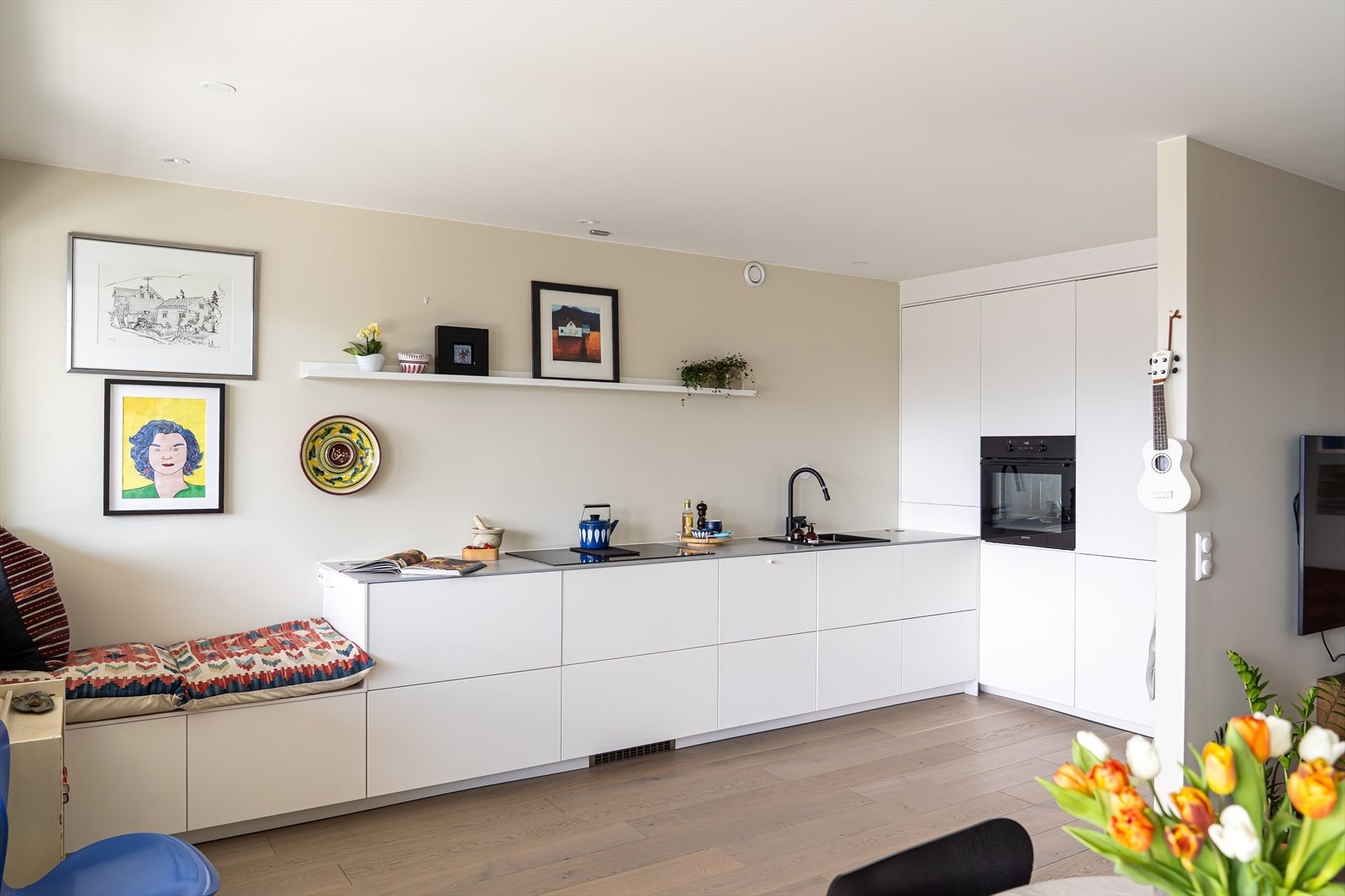 Hvitevarer som følger med handelen: kjøleskap med fryser, induksjonstopp på 83 cm, komfyr, avtrekksvifte med kullfilter og oppvaskmaskin. Galleribilde