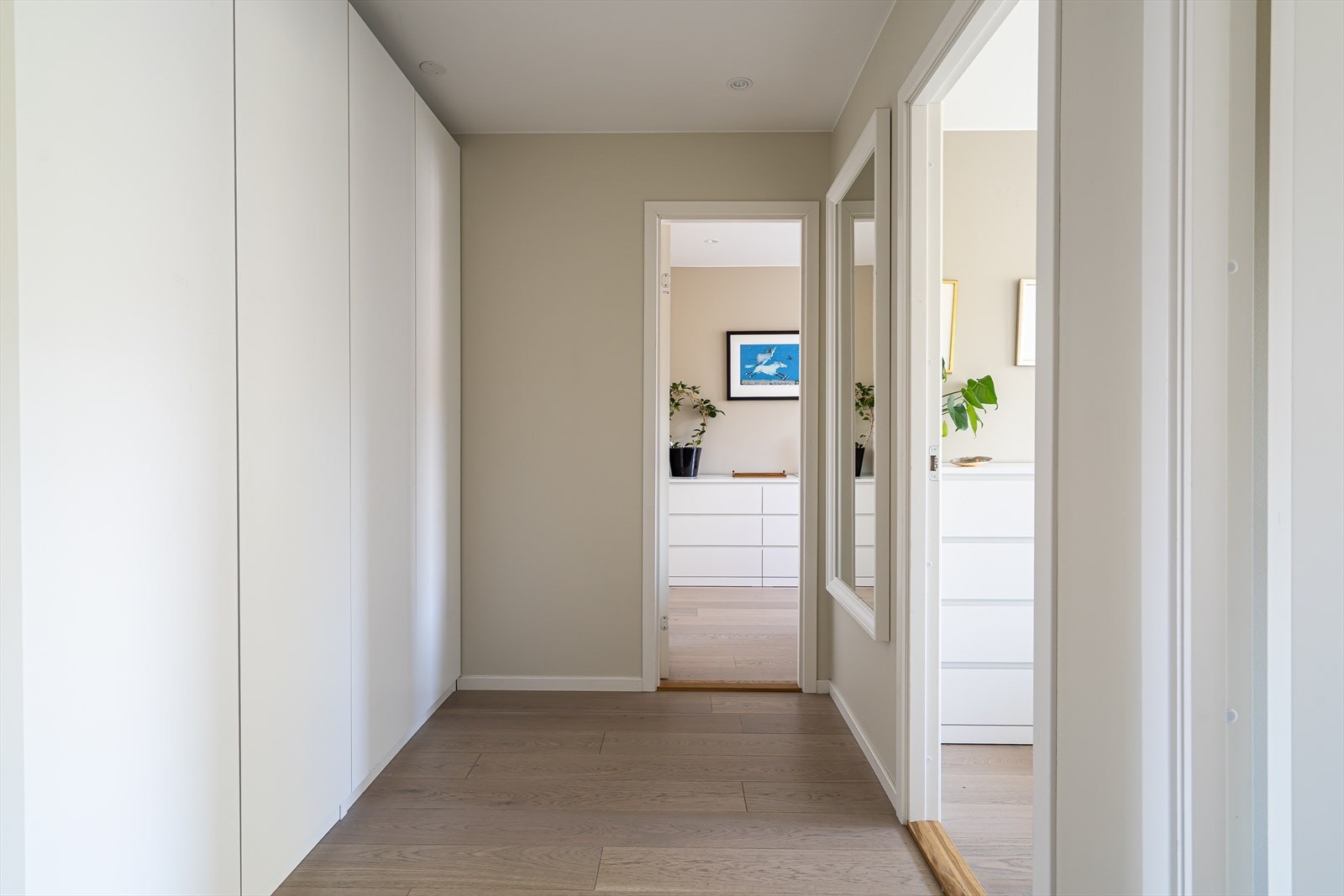 I mellomgangen fra entré og soverom, er det etablert en stor garderobeløsning for ekstra lagringsplass. Galleribilde