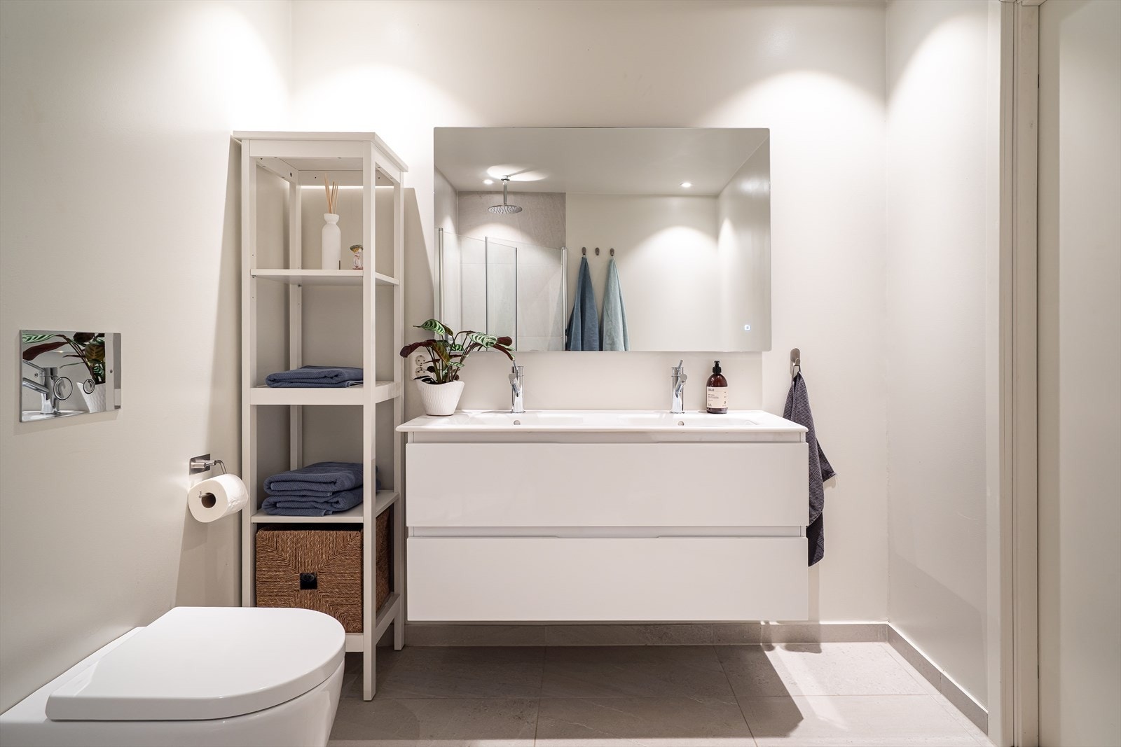 Dette stilfulle badet ble pusset opp i 2021 og er en perfekt avdeling for avslapning. Galleribilde