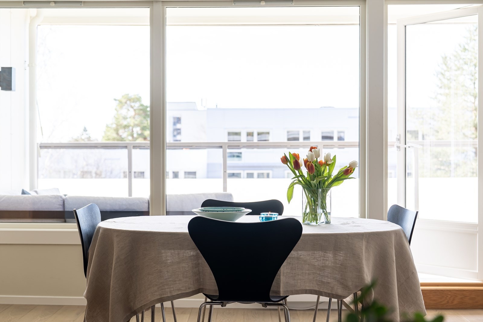 I oppholdsrommet har du store vindusflater langs hele veggen. Dette bidrar til rikelig med lysinnslipp og en enda bedre romfølelse. Galleribilde