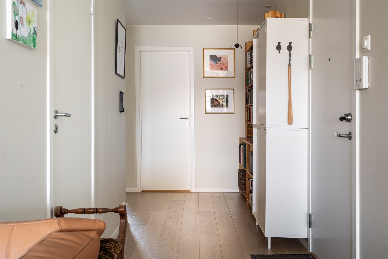 Entréen byr på godt med plass til å henge fra seg yttertøy og sko. Med dørcalling slipper du enkelt inn gjester fra bakkeplan. Galleribilde