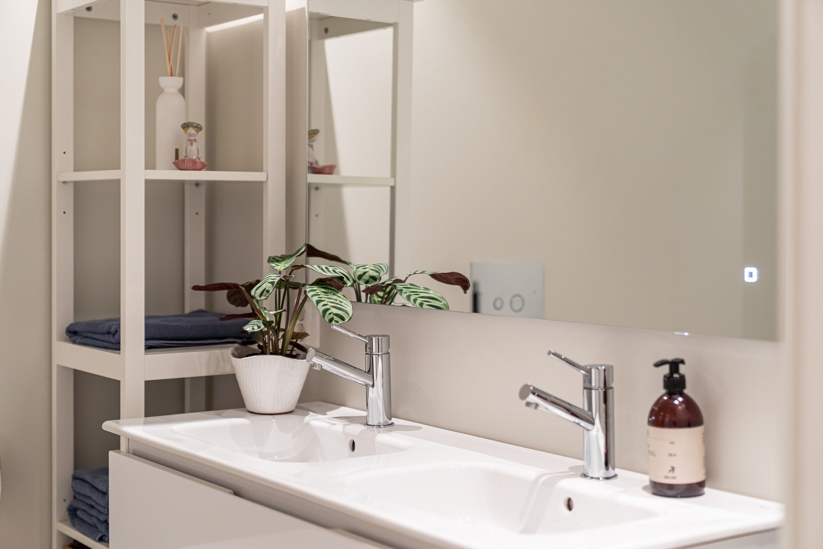 Videre inn fra vaskerommet trer du inn i boligens hovedbaderom. Galleribilde