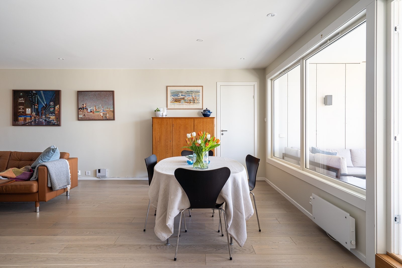 En stor og innbydende stue med delvis åpen kjøkkenløsning. Et flott sted å samle storfamilien. Galleribilde