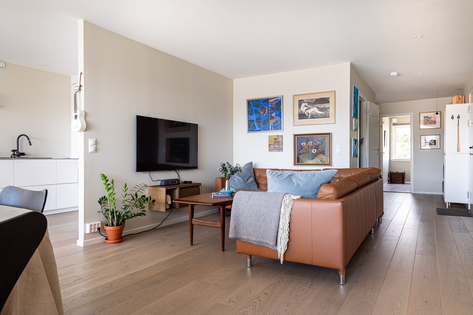 Leiligheten byr blant annet på to bad, stor solrik veranda og garasjeplass m/ ladestasjon. Galleribilde