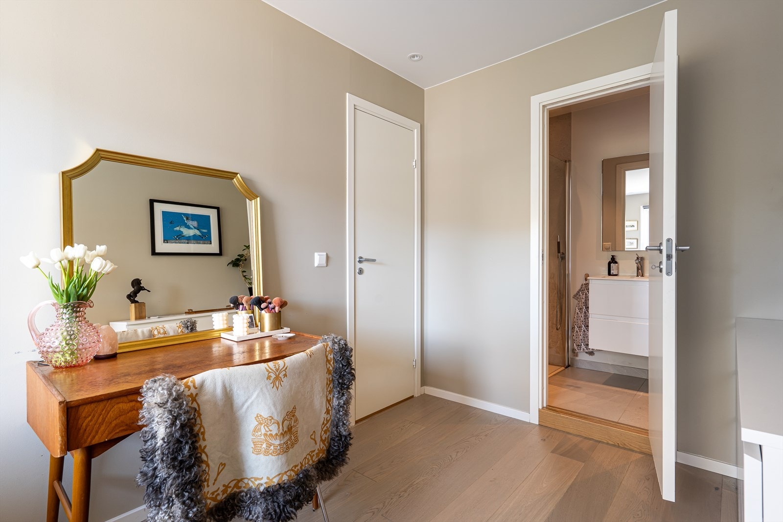 Fra dette soverommet har du direkte tilgang til et eget moderne baderom. Galleribilde