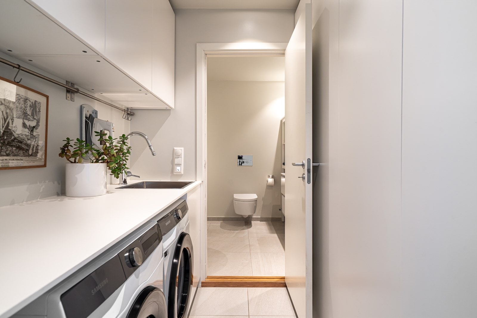 Fra gangen har du adkomst til et praktisk og romslig vaskerom med god plass til både vaskemaskin og tørketrommel. Galleribilde