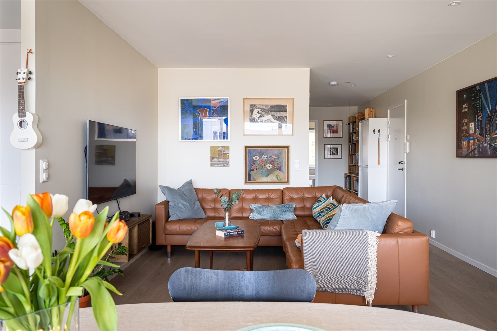 I denne boligen får du umiddelbart den gode følelsen av et flott hjem du ønsker å bo i. Galleribilde