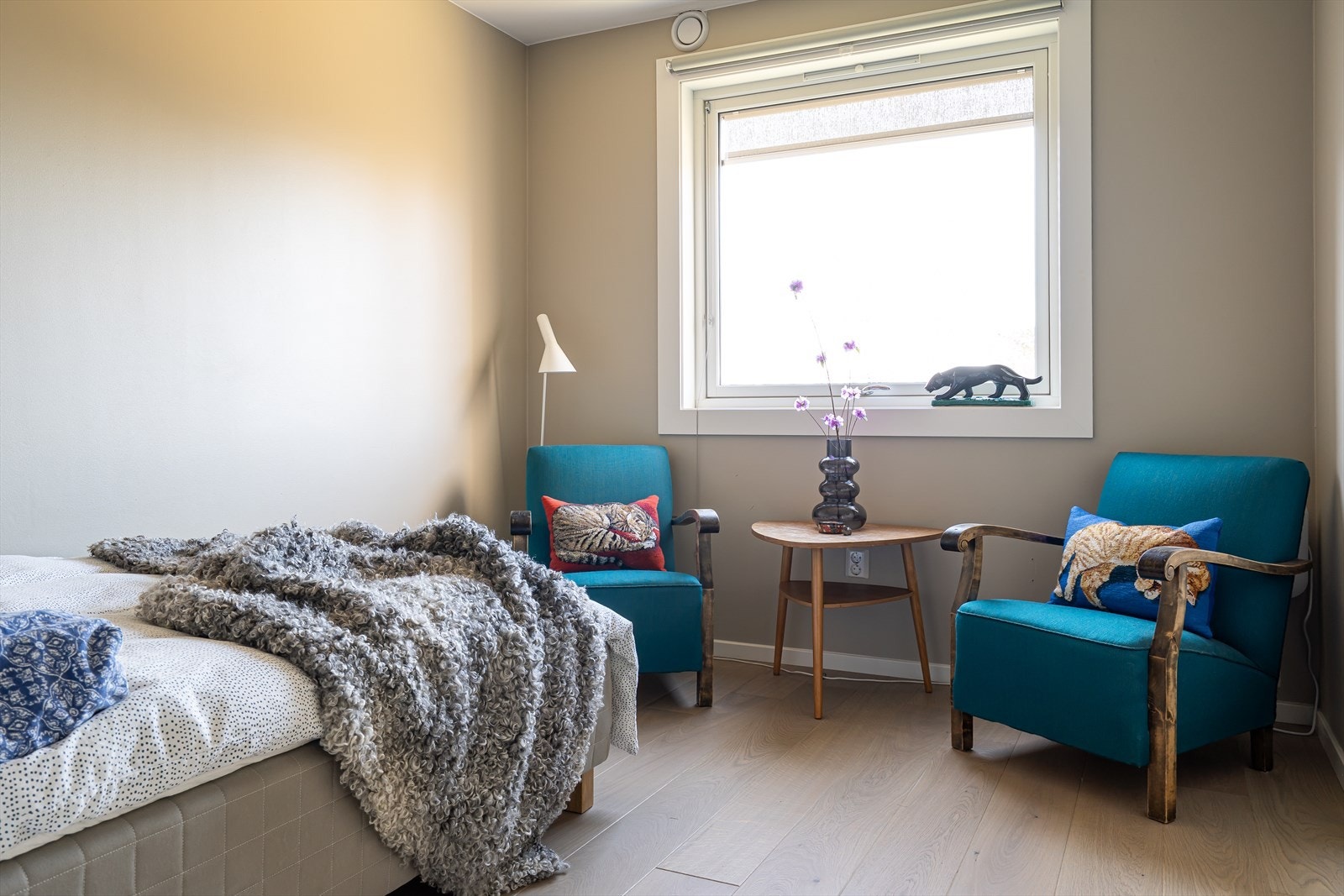 Rommet ligger adskilt fra de andre soverommene for ekstra privatliv. Galleribilde