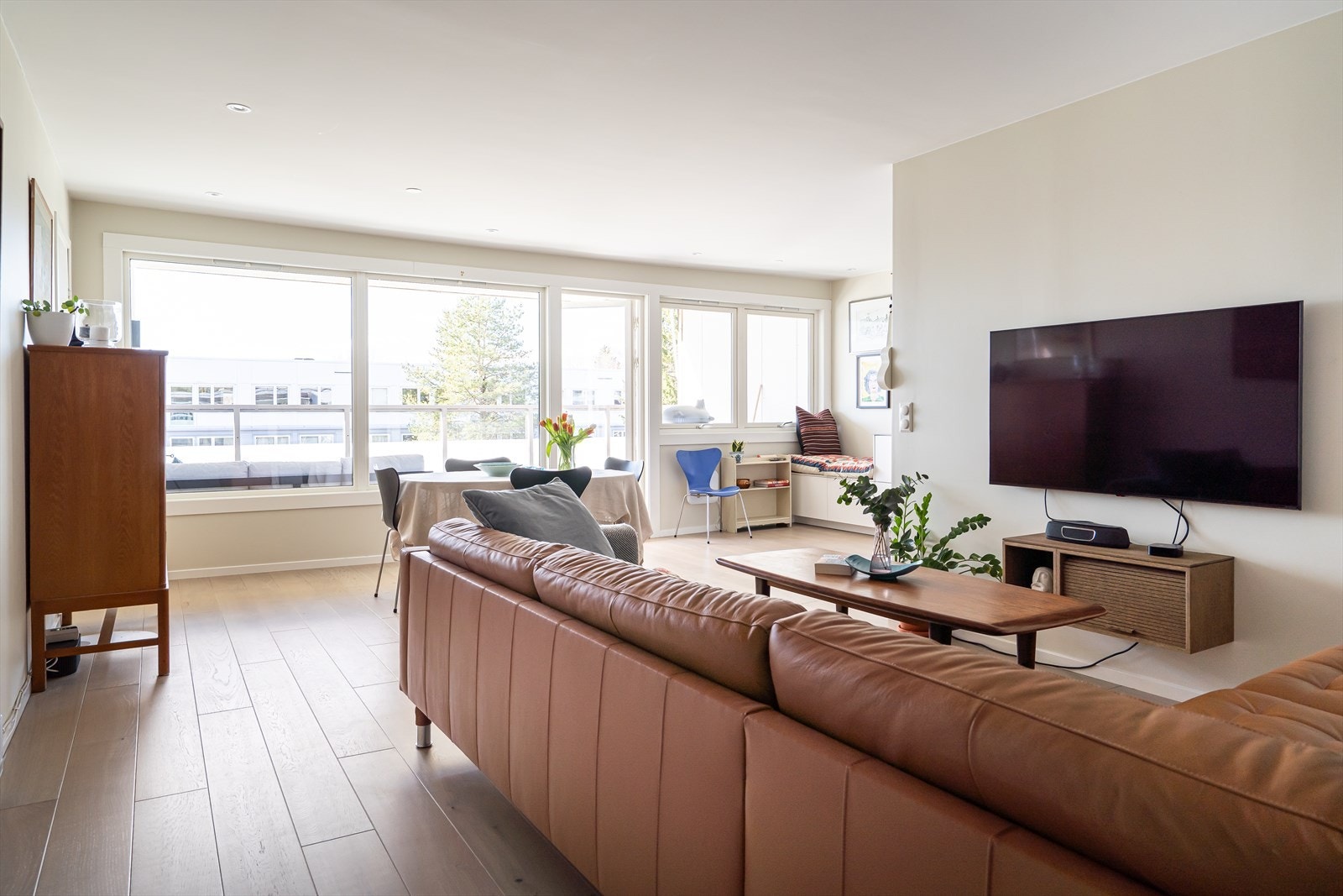 Her er det rikelig med plass til en komfortabel sofagruppe og TV-møblement - perfekt for avslapning og hygge. Galleribilde