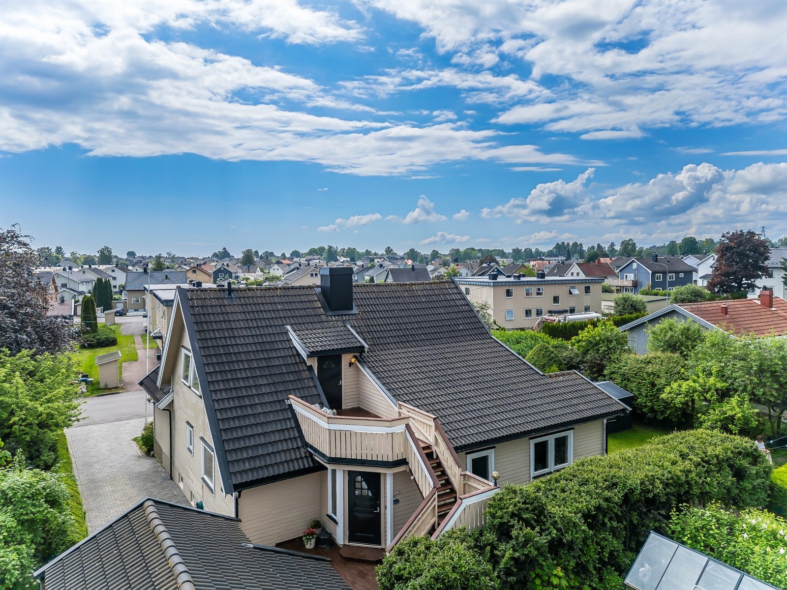 Leililgheten i 2. etasje har egen utvendig trapp med tilhørende uteplass Galleribilde