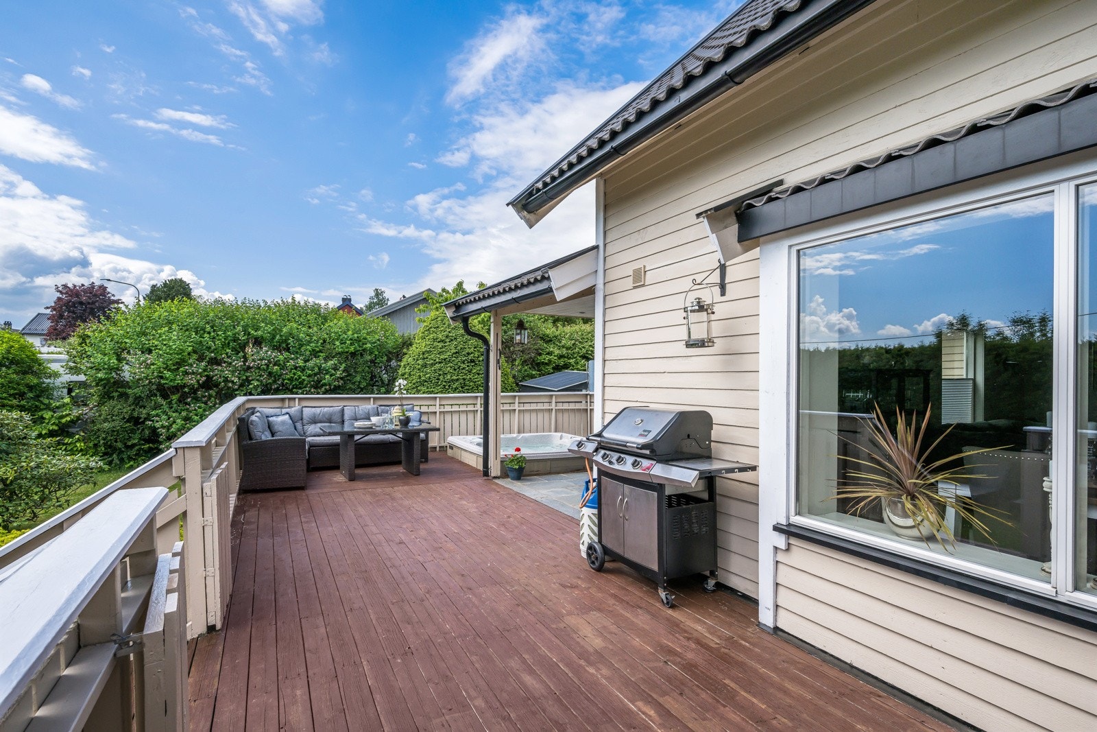 Terrassen går rundt huset på to sider - både mot syd og vest Galleribilde