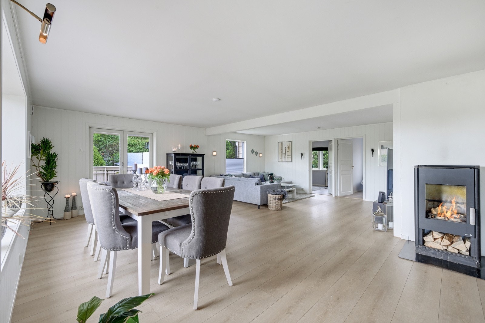 I den store stua er det både peisovn og varmepumpe Galleribilde