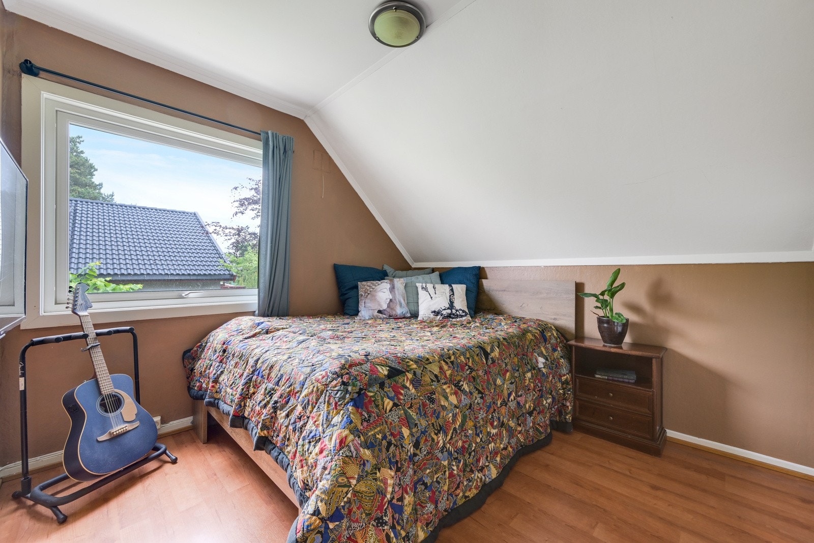 Soverom 2. etasje med god plass for dobbel seng og gitar... Galleribilde