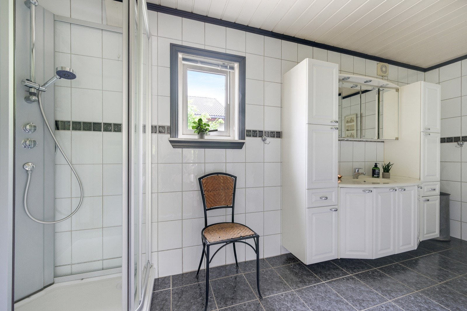 Boligen har hele tre bad - dette er badet i hovedetasjen som var nytt i 2001 Galleribilde