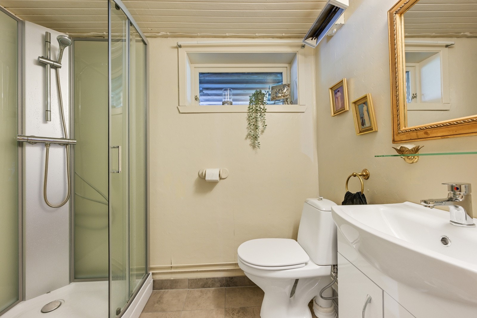 Det er eget bad også i denne etasjen Galleribilde