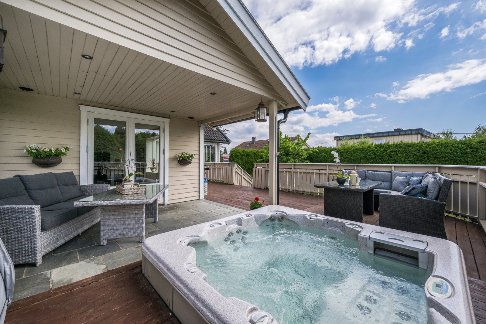 Stor og deilig terrasse med nedsenket massasjekar og kveldssol Galleribilde