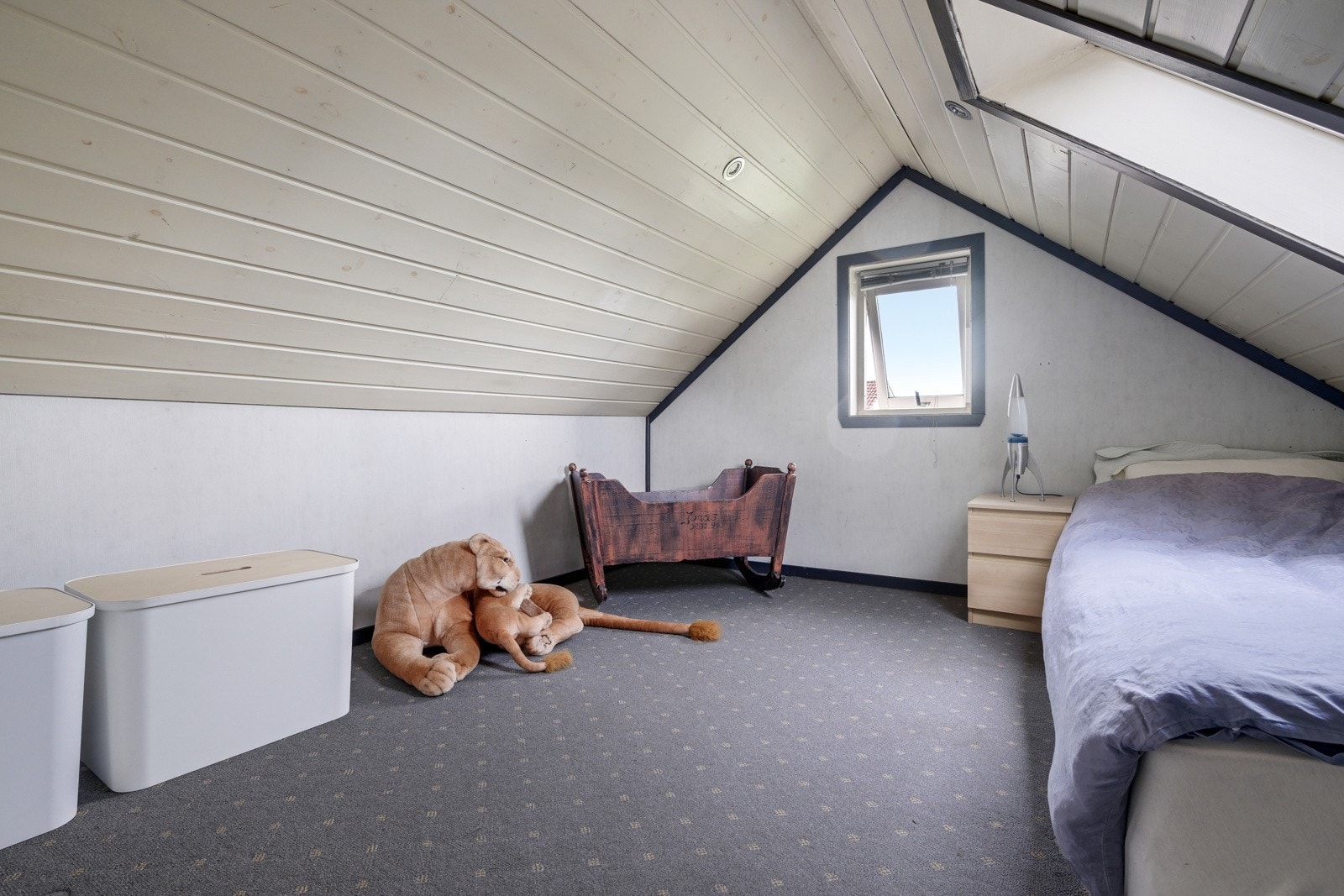 Fra kjøkkenet er det trapp opp til en mindre loftsrom/hems Galleribilde