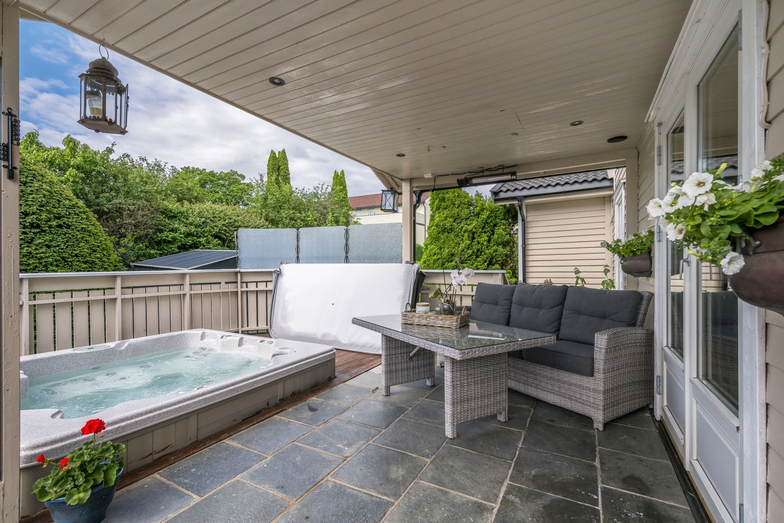 Lettvint adkomst til terrassen med dører fra både stue og kjøkkenet Galleribilde