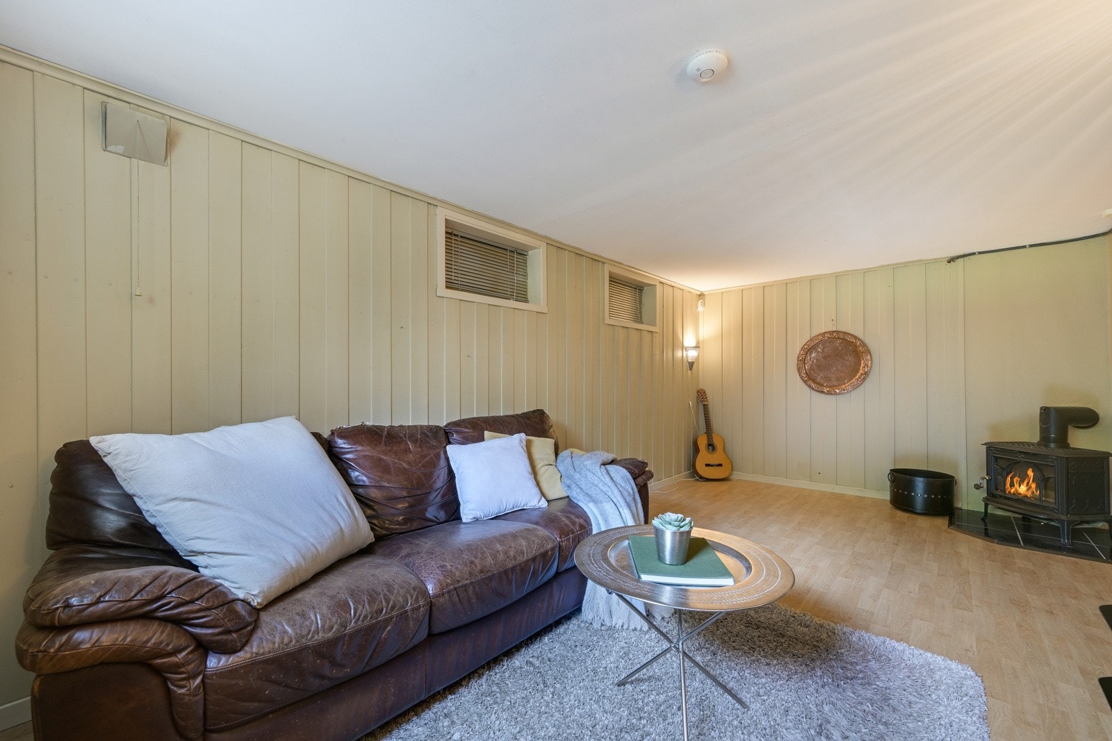 Kjellerstue med peisovn - rommet er ikke godkjent til varig opphold Galleribilde