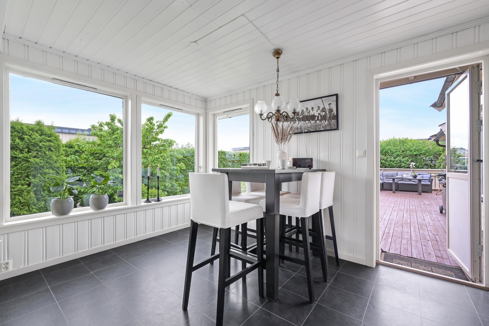 Fin barløsning med utgang til terrassen Galleribilde