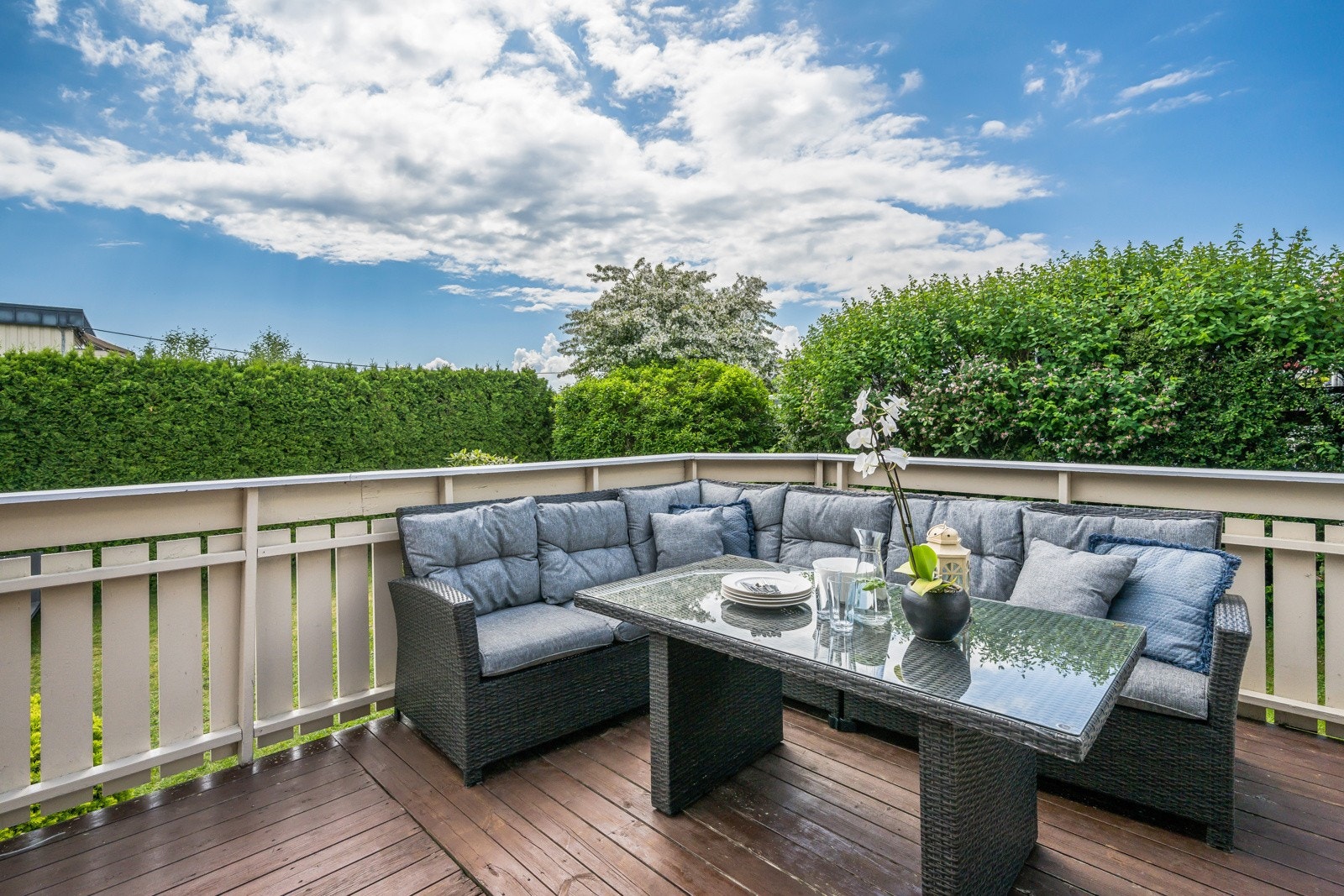 Det er utgang til den store og solrike terrassen fra både stua og kjøkken/allrom Galleribilde