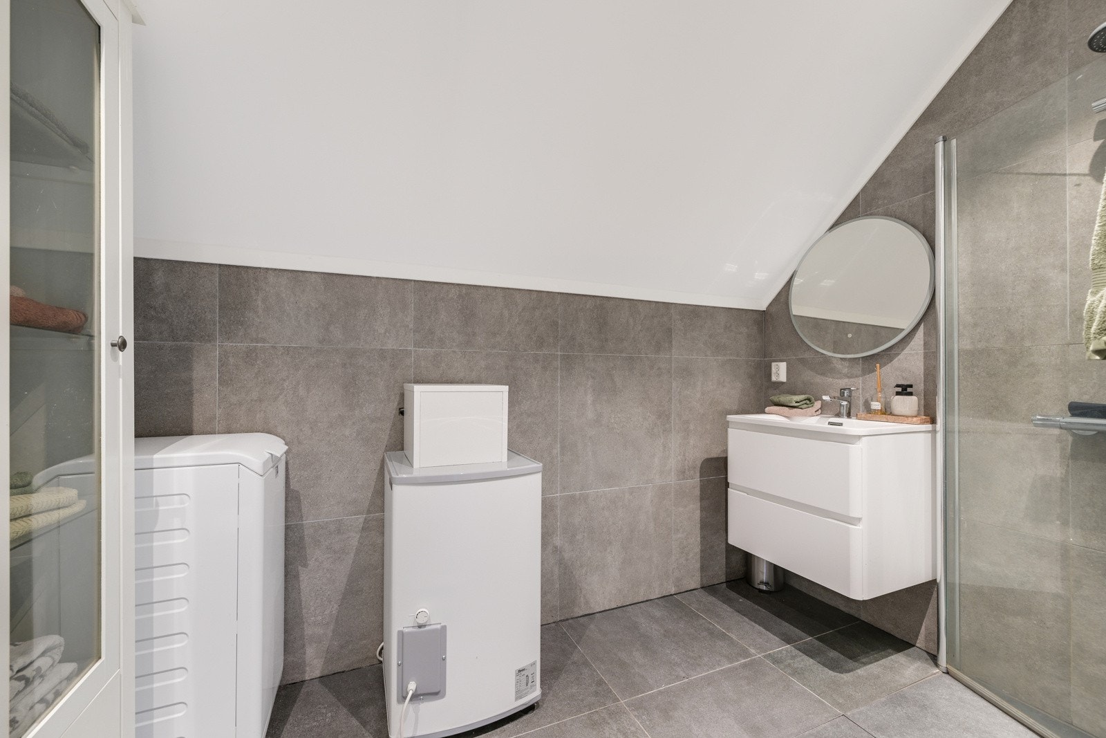 Badet i 2. etasje ble renovert i 2023 - det er opplegg for vaskemaskin Galleribilde