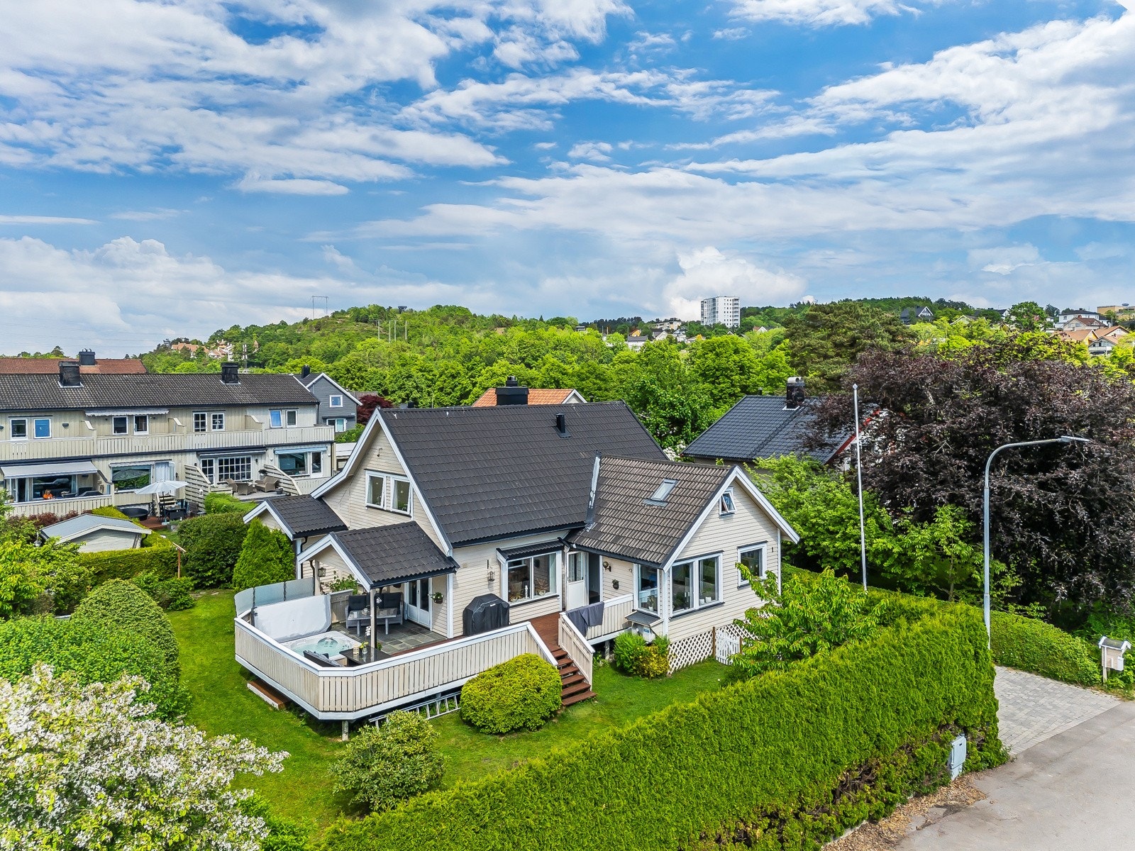 Velkommen til Martin Rønnesgate 1 beliggende barnevennlig i en rolig gate i Holtandalen med gangavstand til det meste Galleribilde