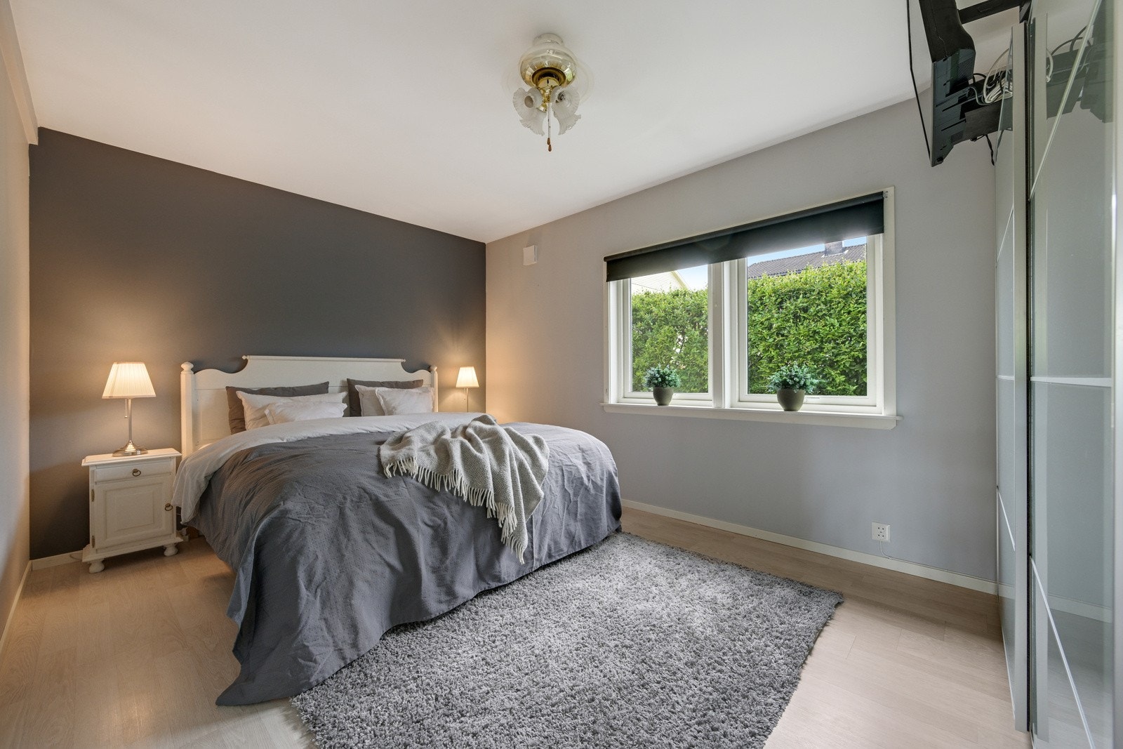 Soverom II er hovedsoverommet - stor skyvedørsgarderobe Galleribilde