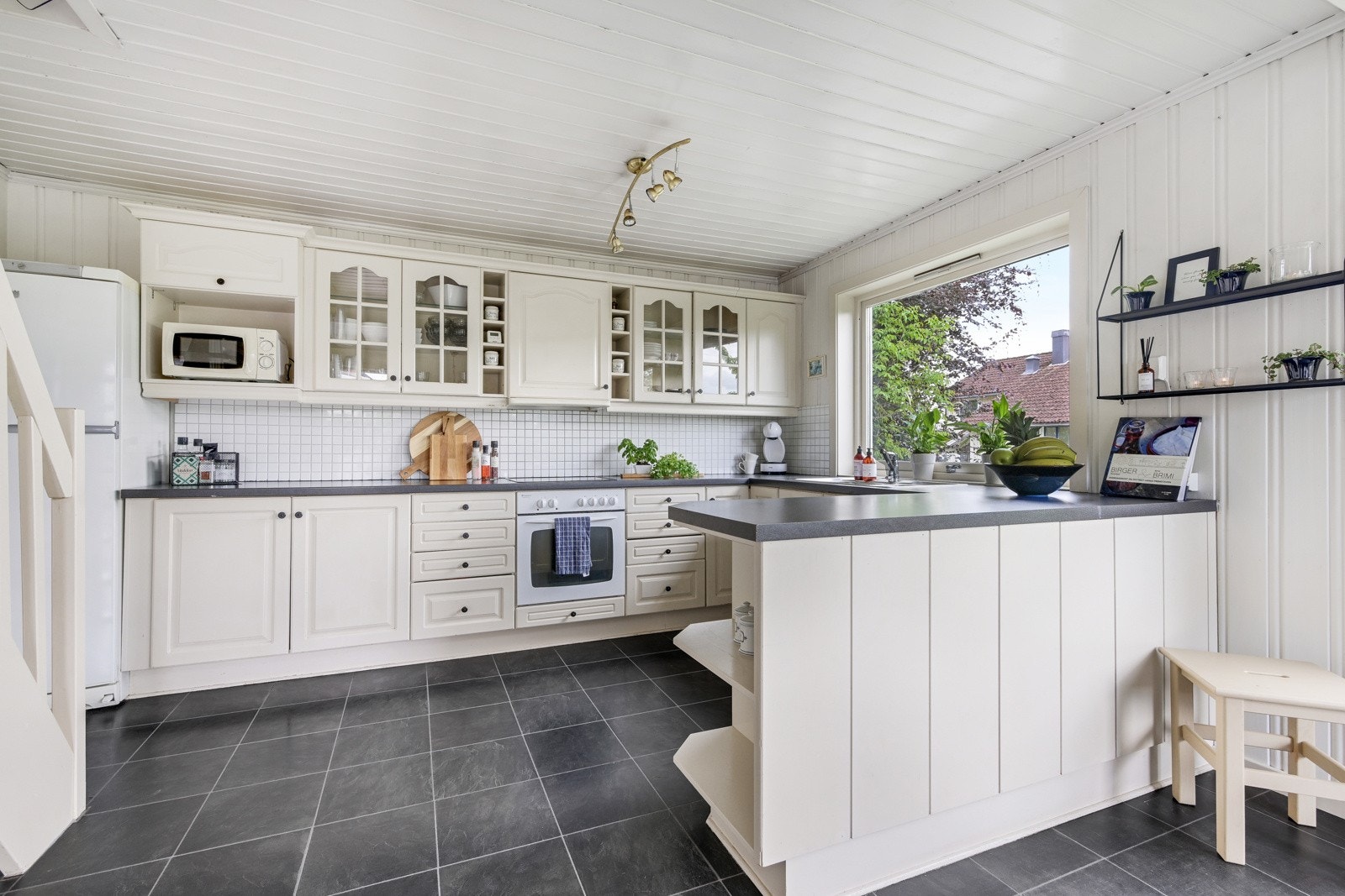 Vegg i vegg med stua finner vi boligens trivelig kjøkken/allrom Galleribilde