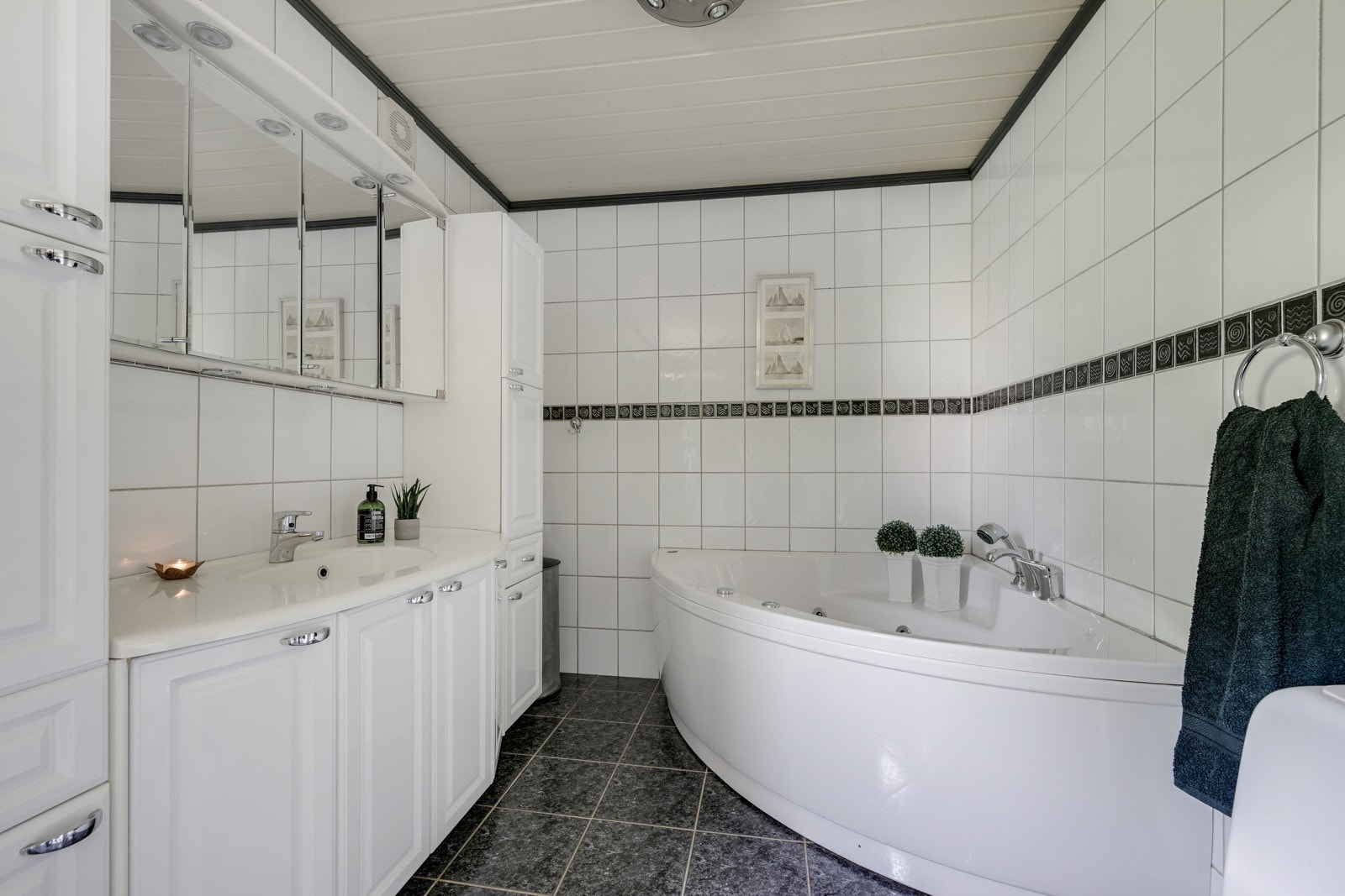 Et delikat og pent bad med gulvvarme Galleribilde