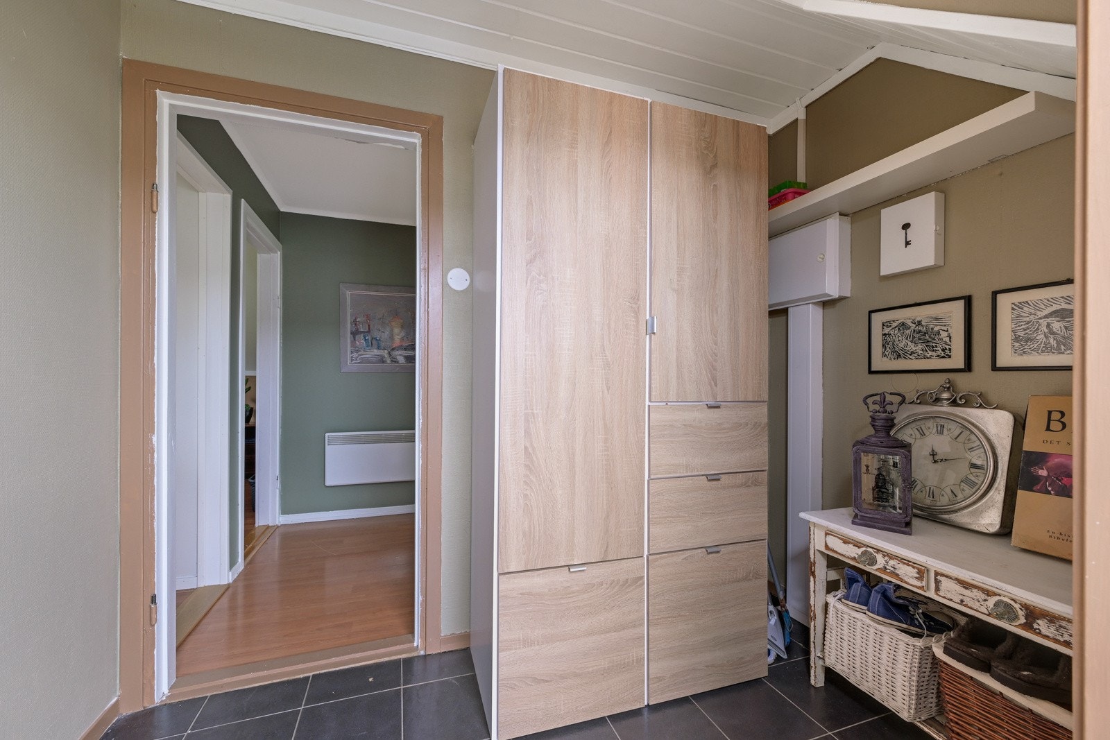 Vindfang med garderobe og flislagt gulv Galleribilde