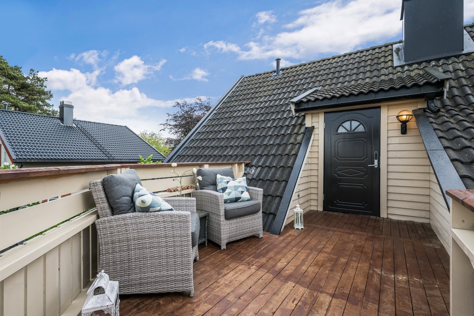 På toppen av trappa er det egen uteplass til leiligheten Galleribilde