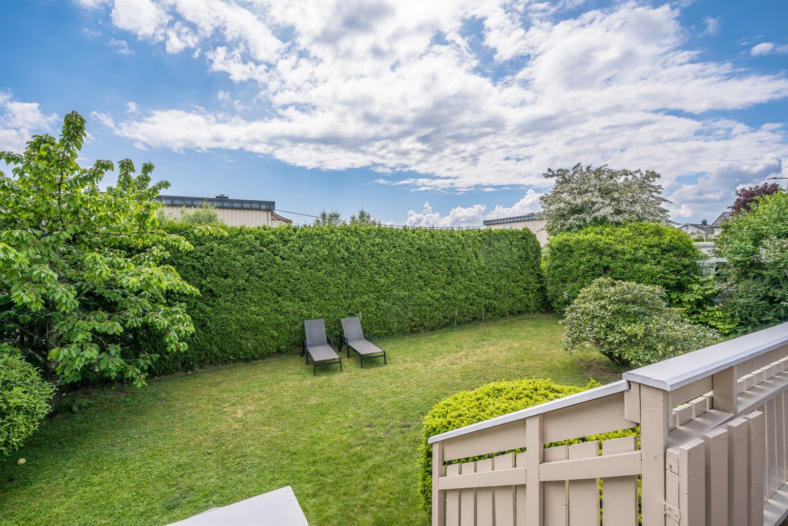 Da avslutter vi rundturen med ett par bilder fra den solrike hagen Galleribilde