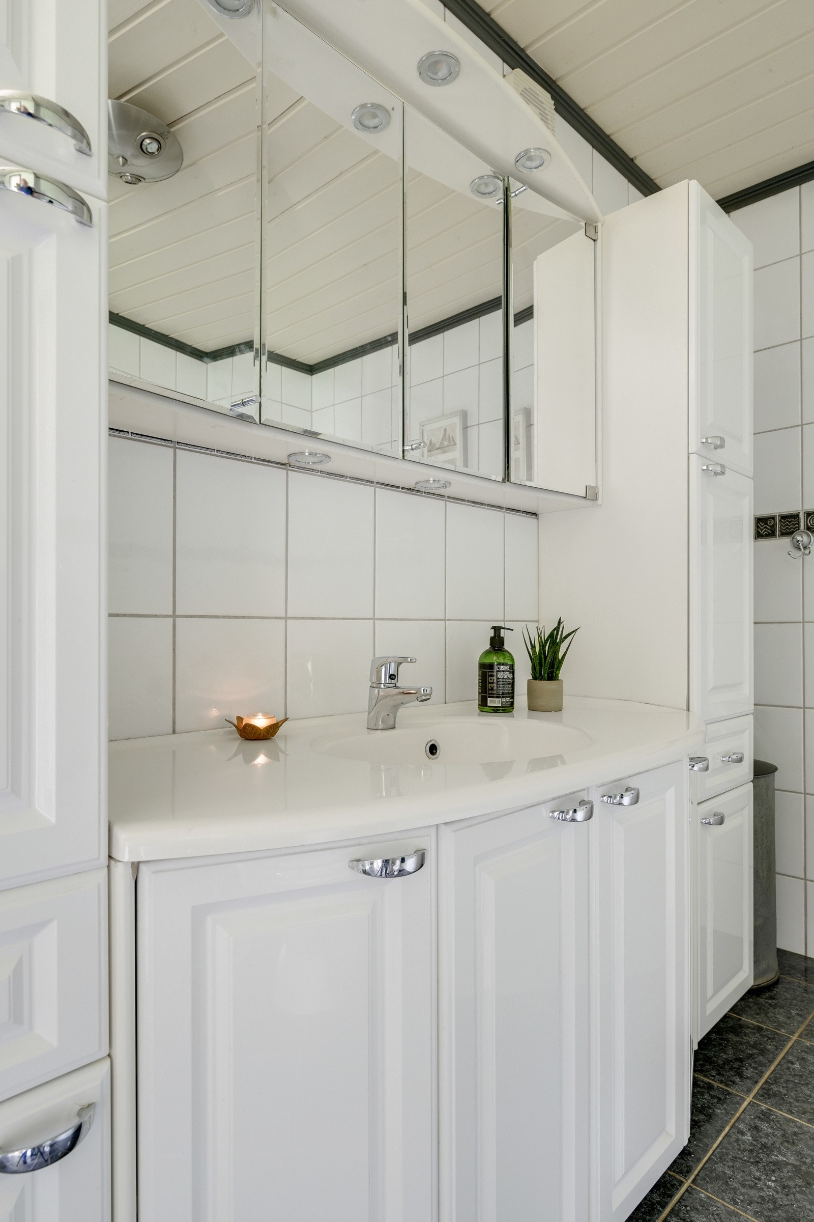 Det er godt med skapplass på badet Galleribilde