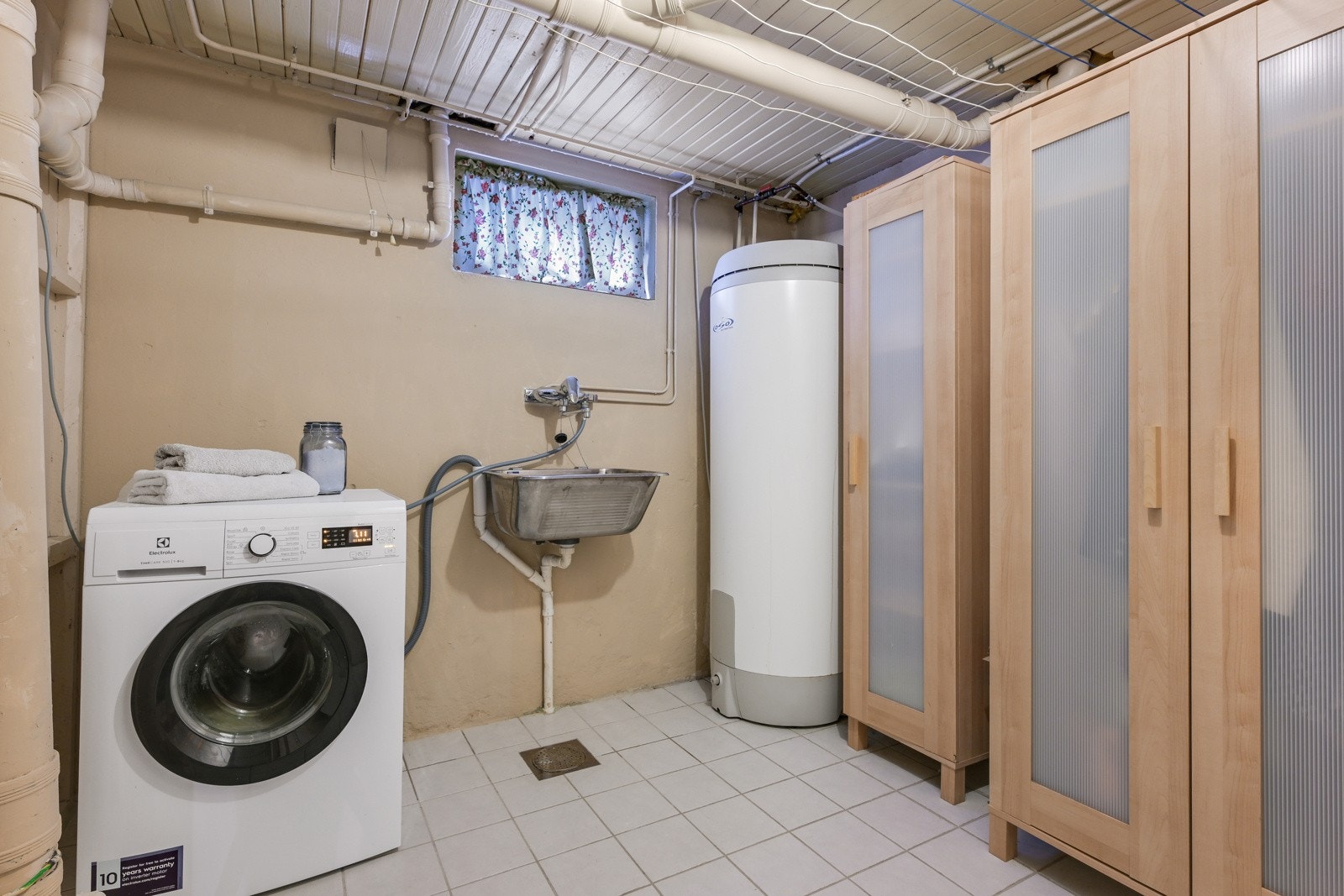 Og vaskerom - godt med skapplass Galleribilde