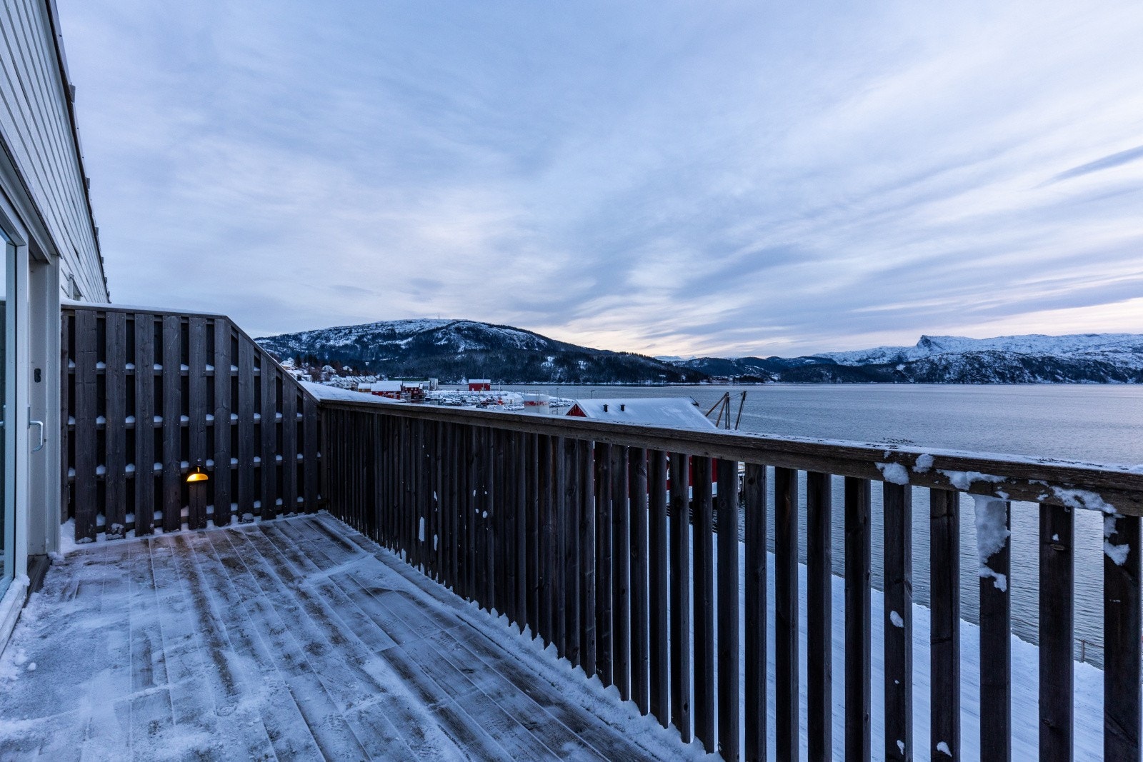 Balkongen rommer god plass til sittegruppe med tilhørende møblement Galleribilde