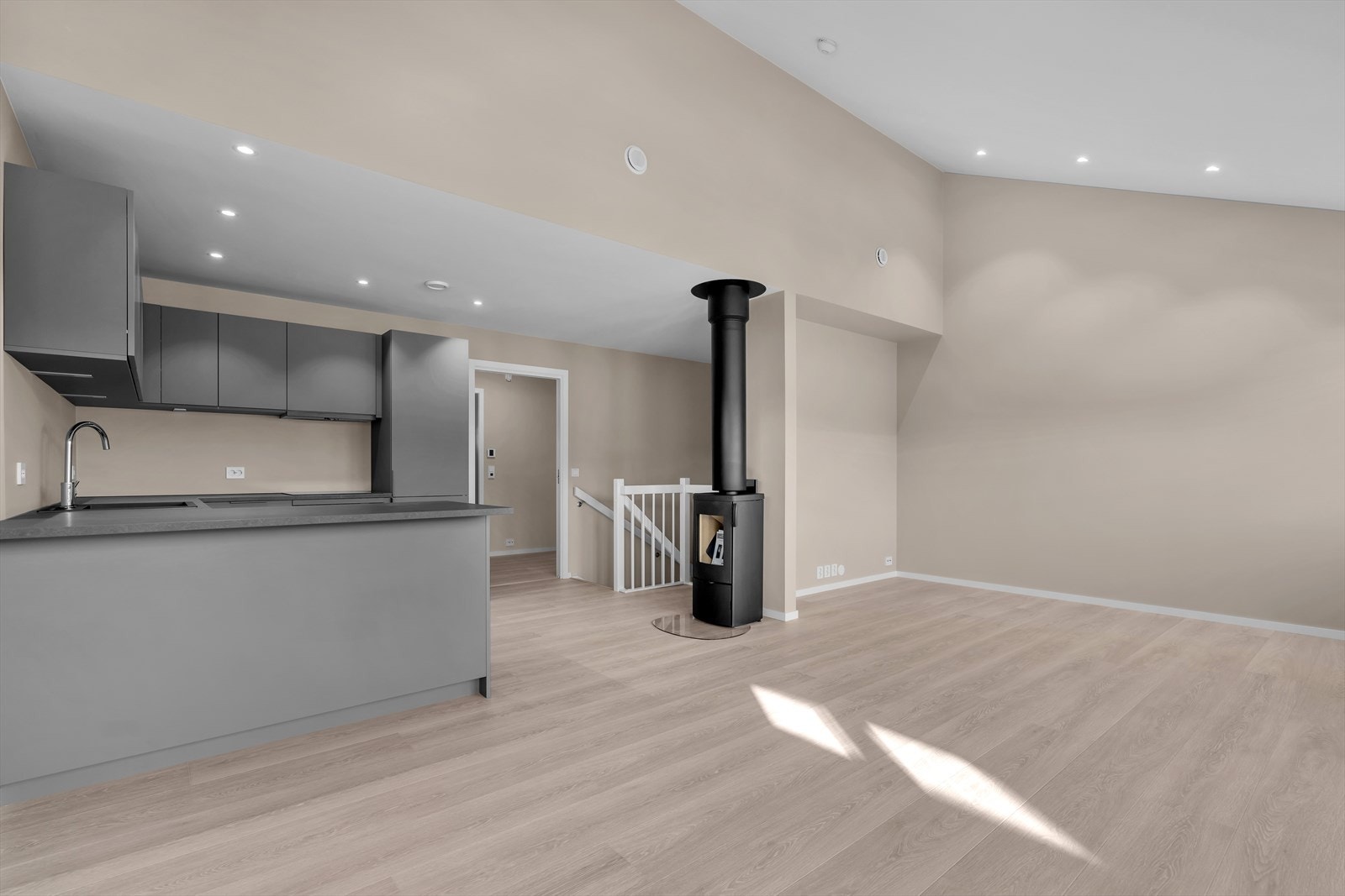 Lys og romslig stuekjøkken med flott stålpipe som gir god varme Galleribilde