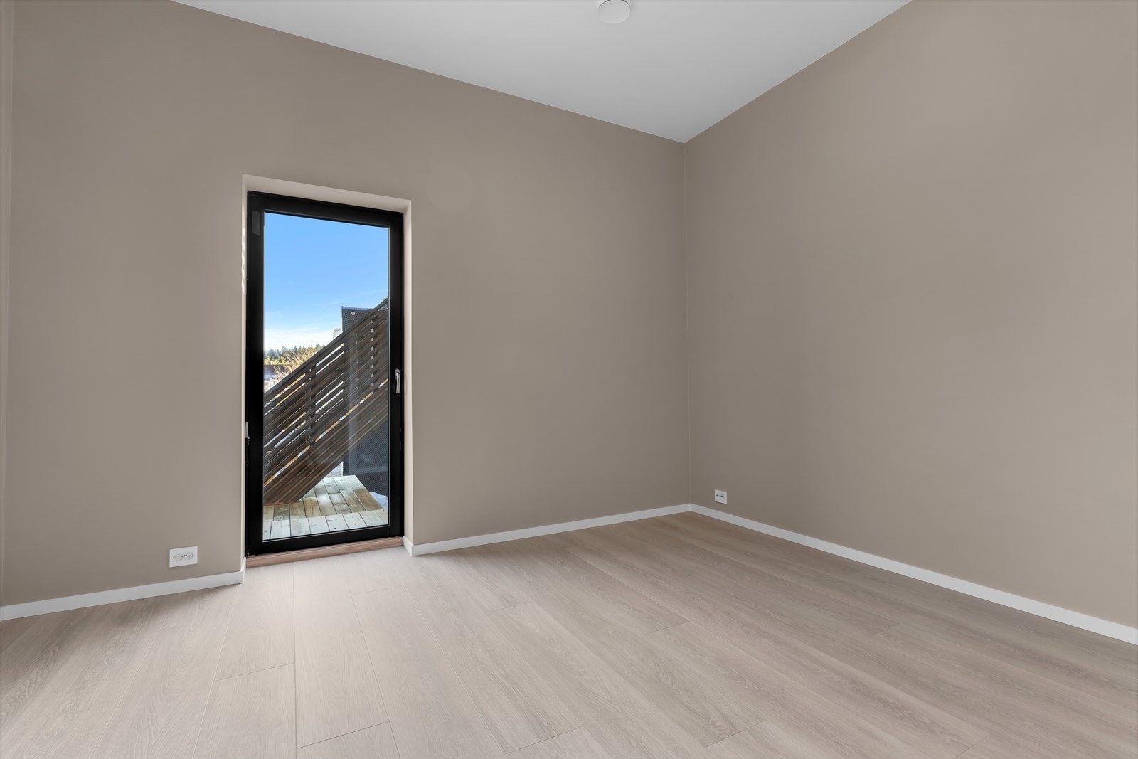 Soverom 3 Soverom av god størrelse med plass til dobbeltseng og garderobemøblement Galleribilde