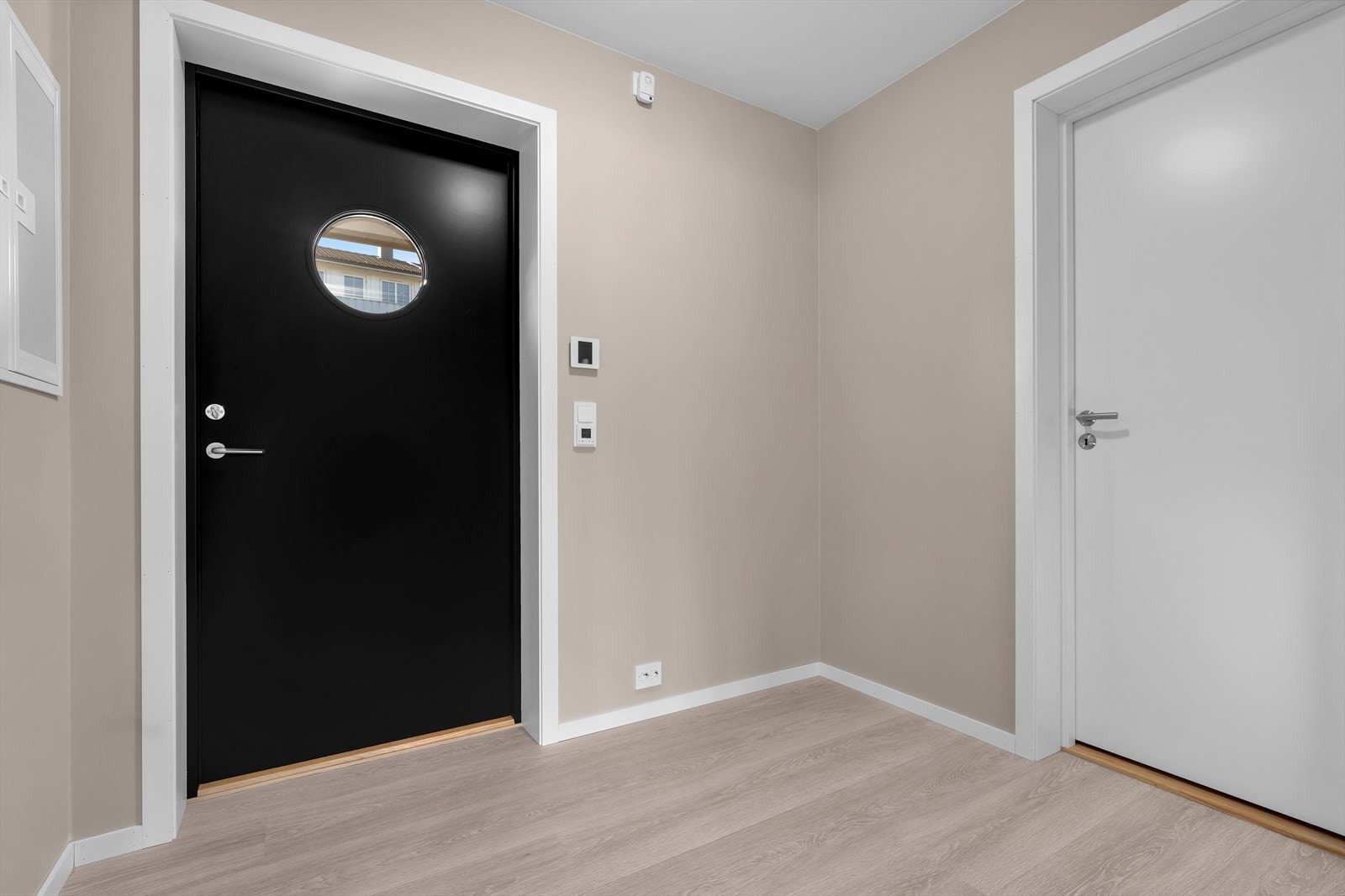 Inngangspartiet er av god plass. Her kan man enkelt innrede med garderobemøblement for oppbevaring av yttertøy og diverse Galleribilde