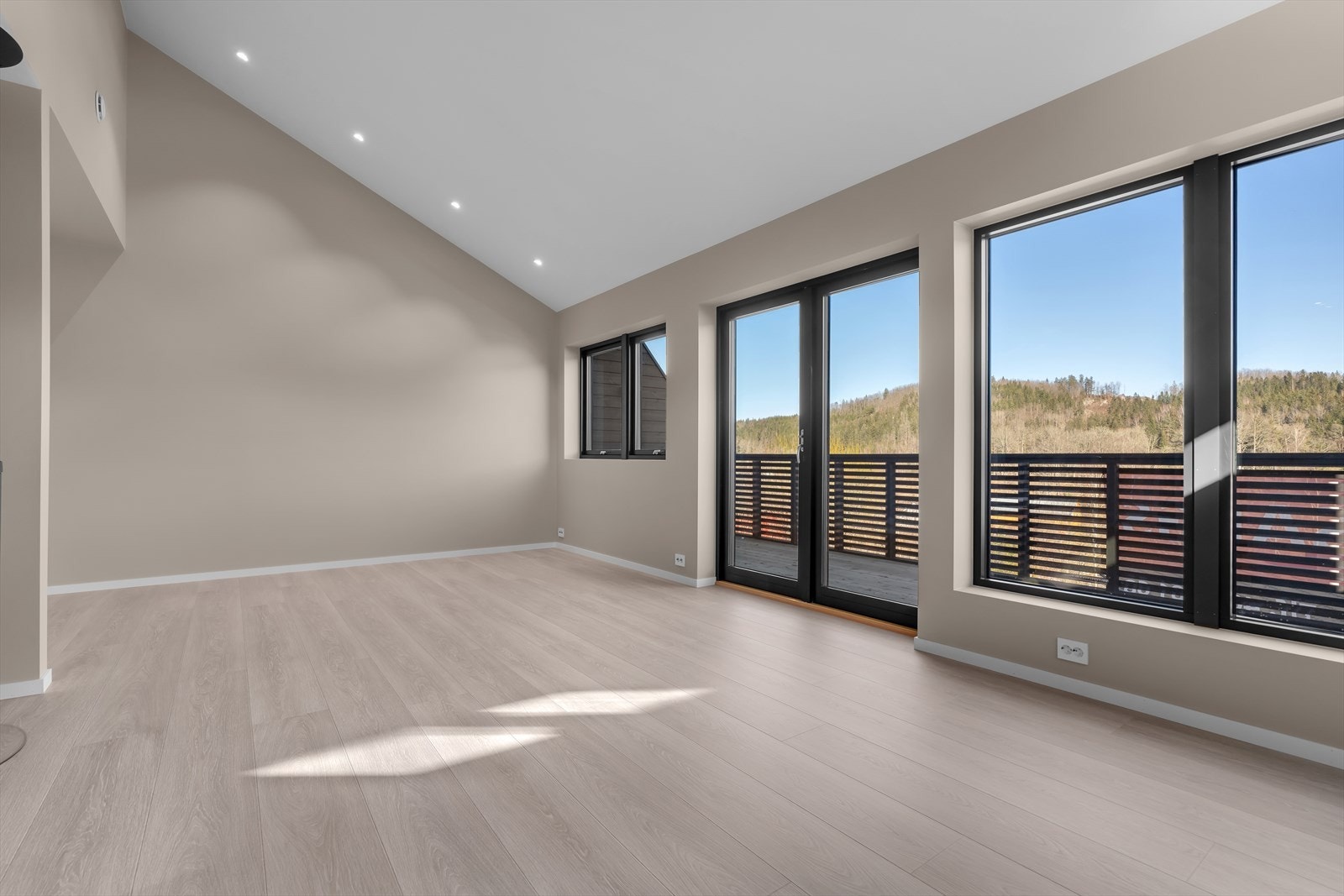 God takhøyde gir meget god romfølelse Galleribilde