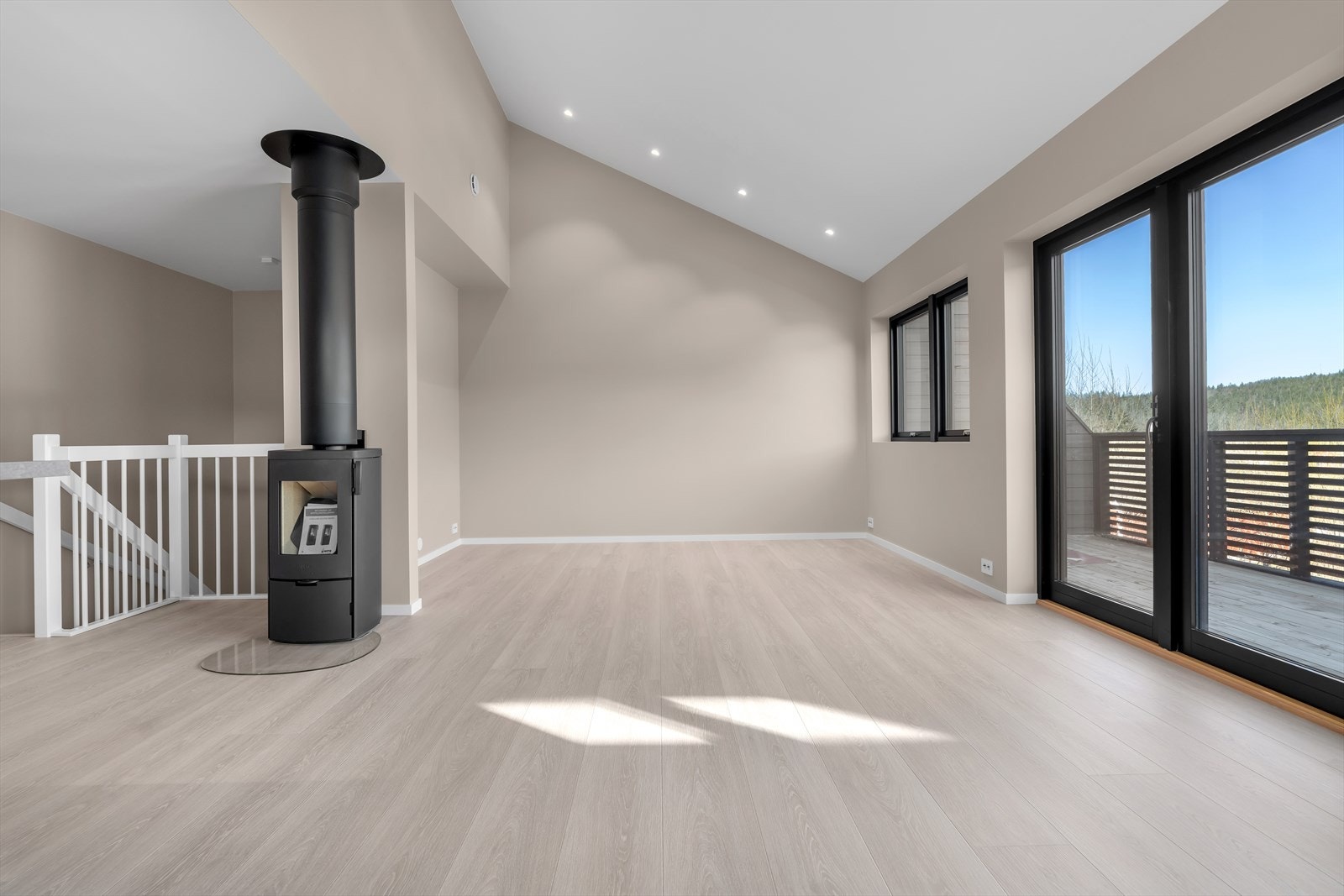 I stuen har man god plass til å etablere en sofagruppe. Godt innslipp av naturlig Galleribilde