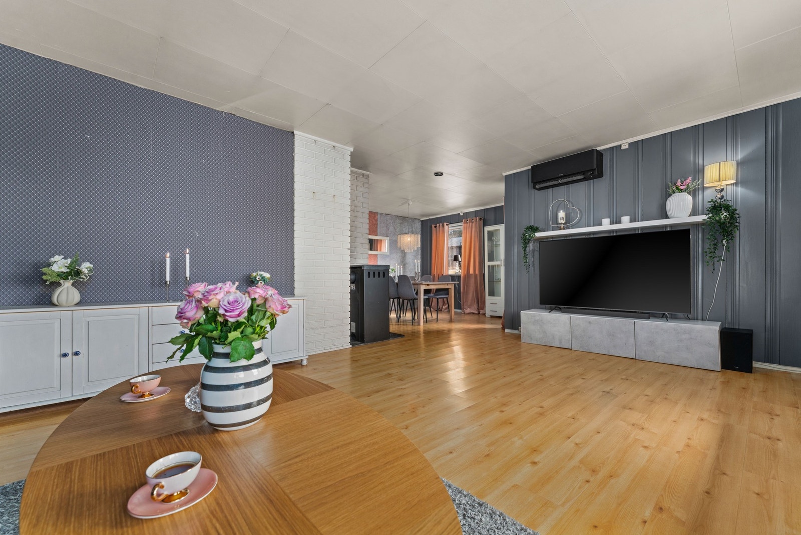 I rommet er det en Daikin varmepumpe fra 2024 og en peisovn med glass Galleribilde