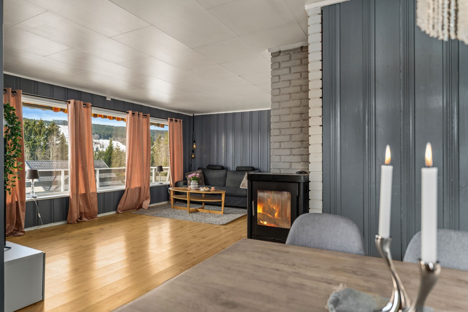 Vinkelformet stue/spisestue Galleribilde