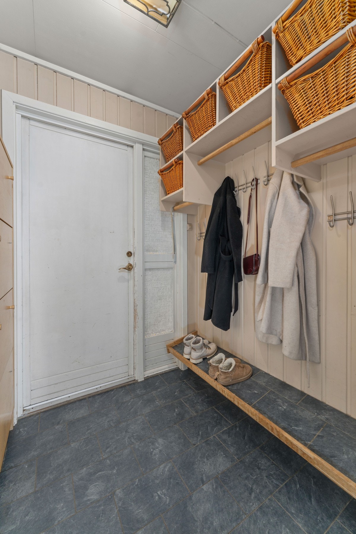 Gang med garderobeplass Galleribilde