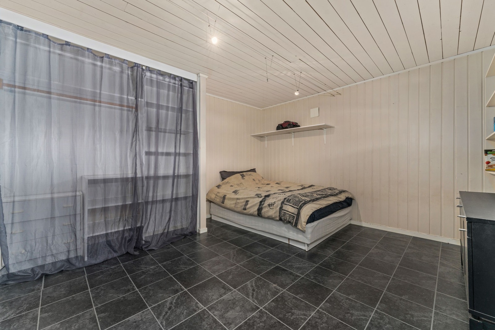 Romslig soverom med gulvvarme Galleribilde