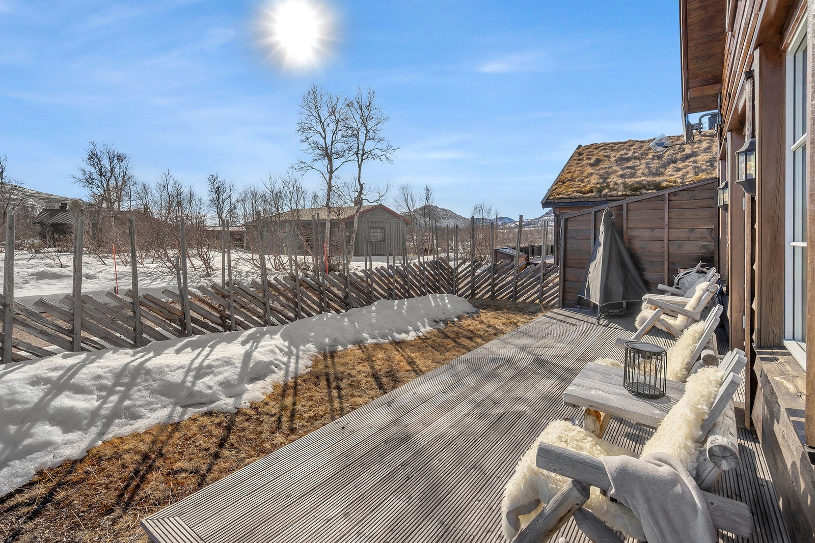 Fine solforhold og stor uteplass rett ut fra stuen Galleribilde