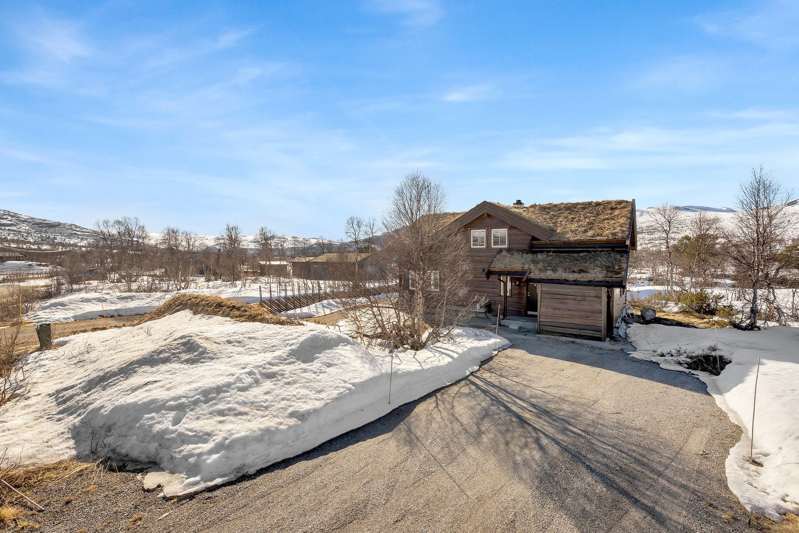 Praktisk med parkering rett utenfor hytta Galleribilde