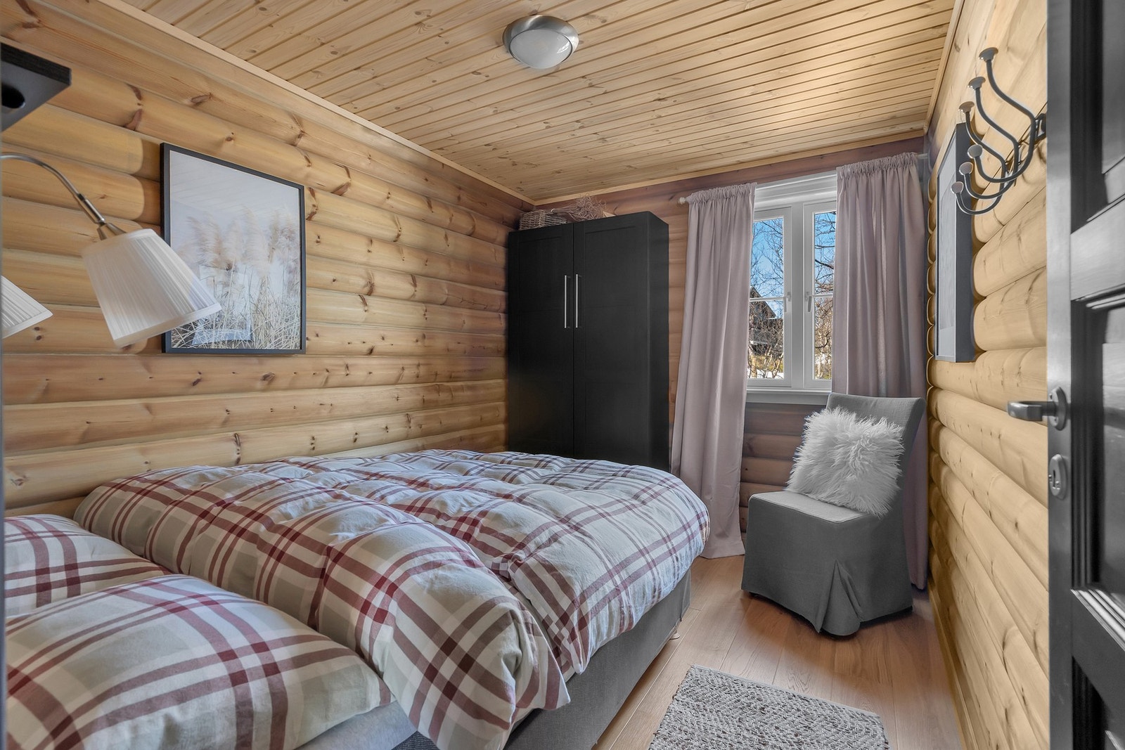 Soverom 1 ligger i 1. etasje og ved siden av soverommet ligger det dusbad med wc. Galleribilde