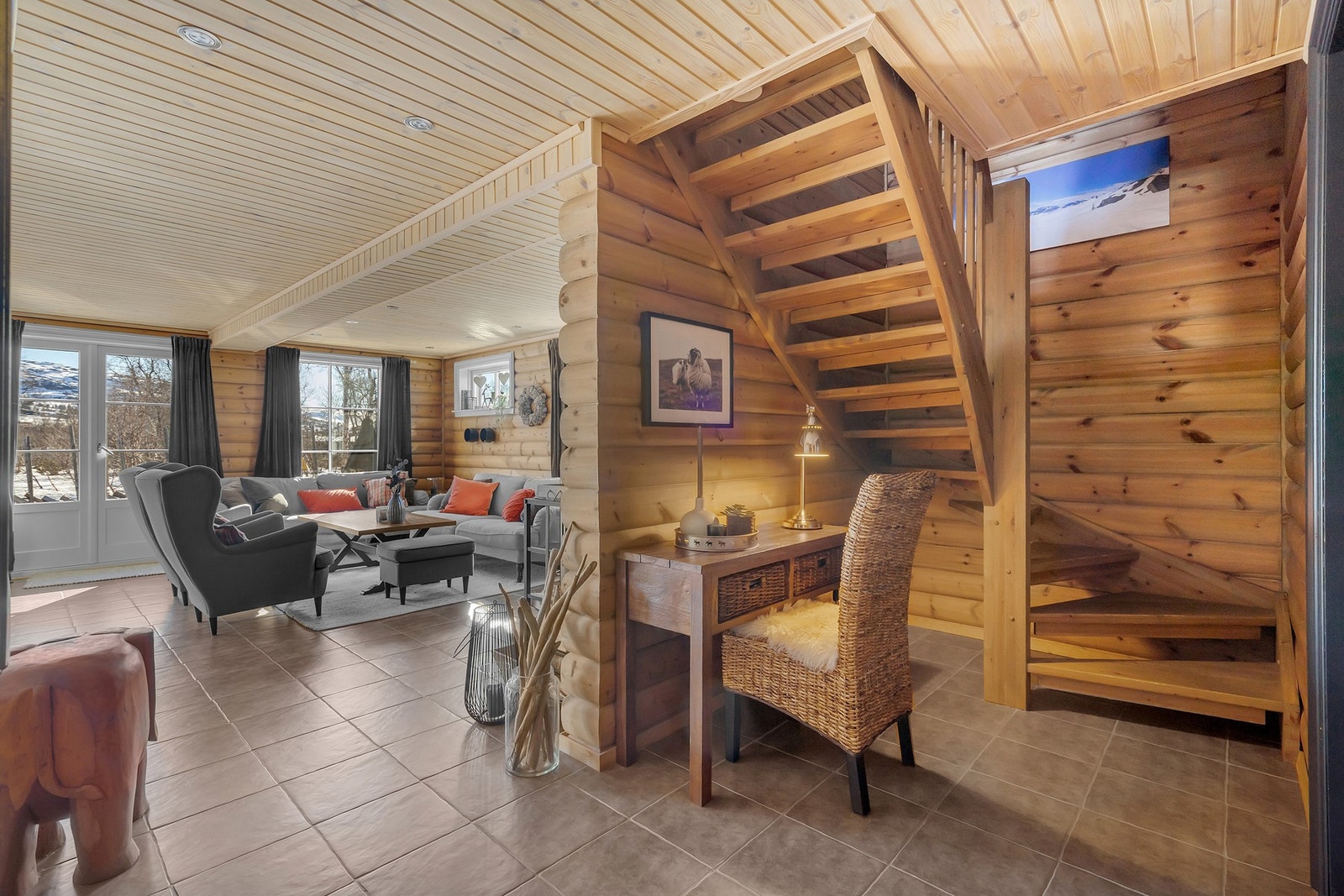 Fint og åpent i første etasje Galleribilde